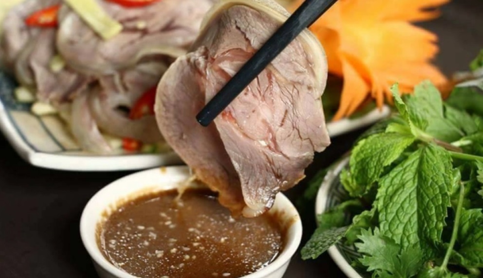 nha-hang-nui-vang-trang-an-diem-den-binh-yen-giua-long-di-san-3